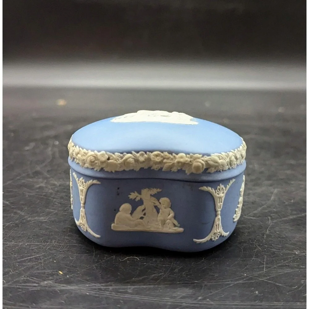 Vintage Wedgwood Blue Jasperware Kidney Shaped Trinket Box W/ Lid Neoclassical